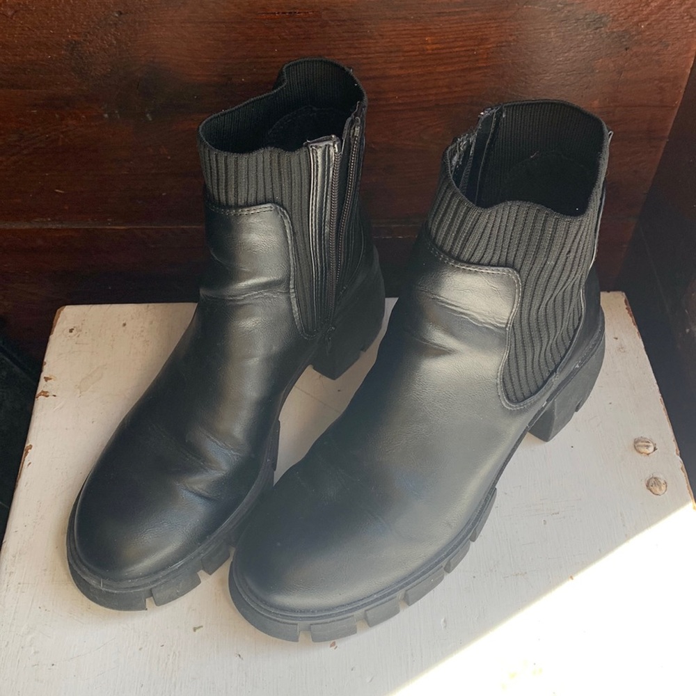 Universal Thread Lug Sole Chelsea Boot